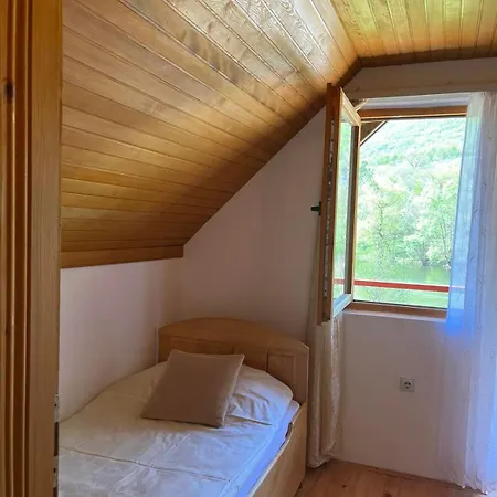 펜션 River View Tiny House With Garden Sipovo